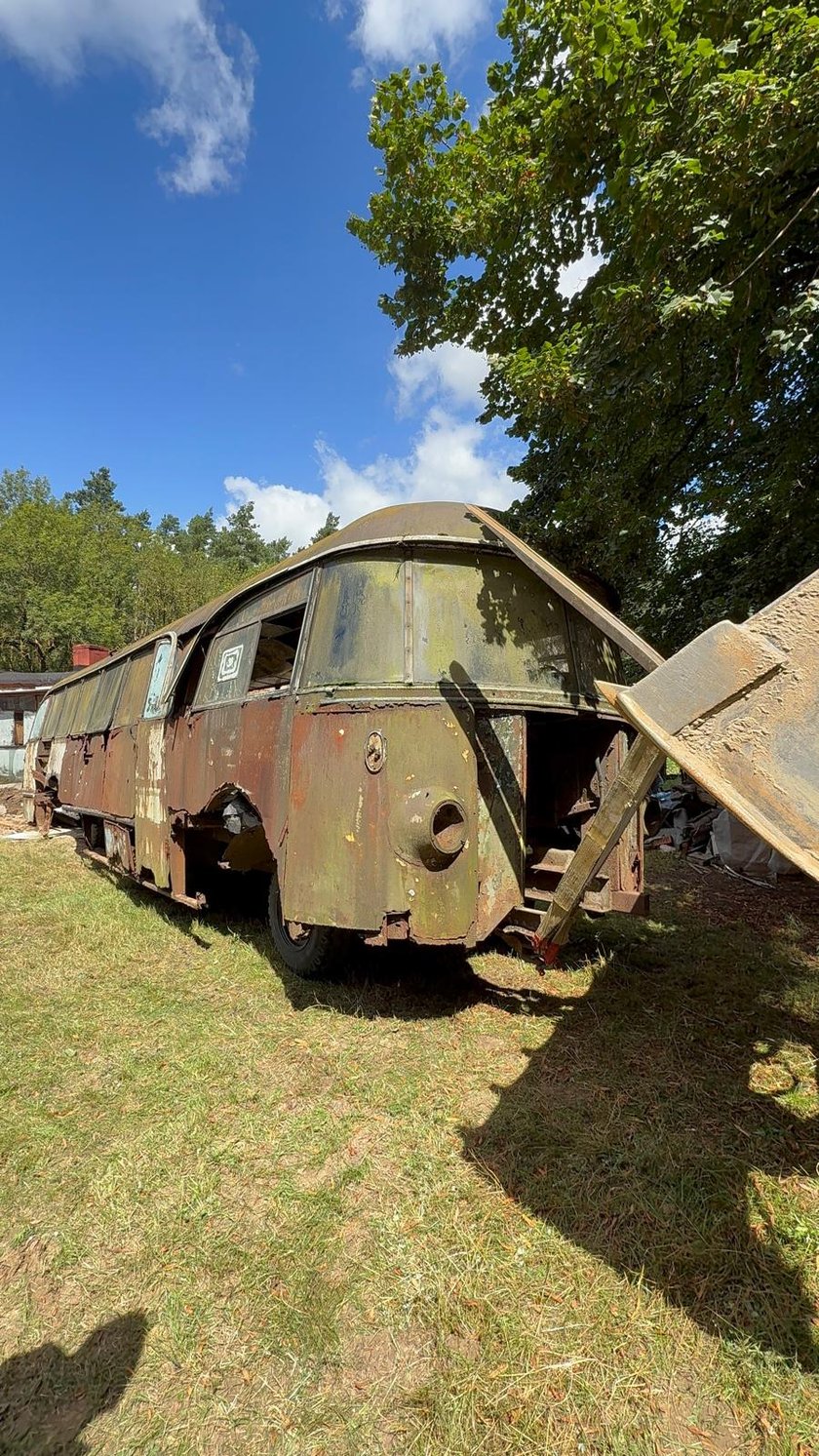 Wrak legendarnego autobusu Bałtyk, który trafił do Muzeum Motoryzacji WENA w Oławie