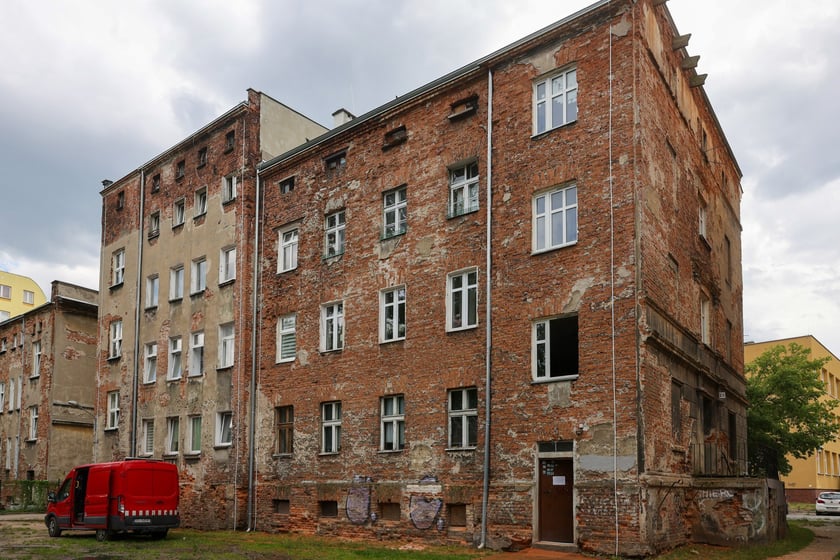 Kamienice przy Więckowskiego na początku remontu w lipcu 2025