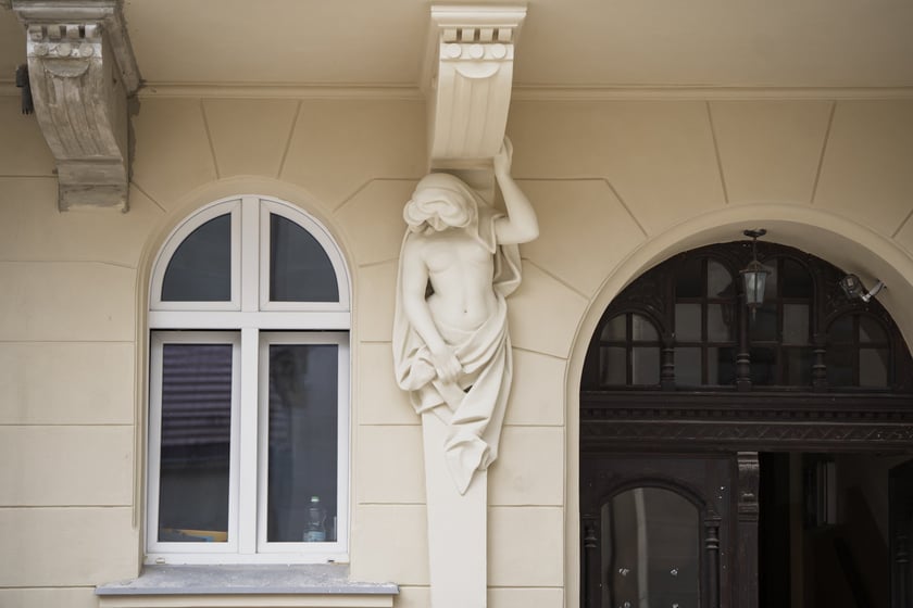 Kamienica wspólnotowa Rozbrat 12 po remoncie (w lipcu 2025 roku)