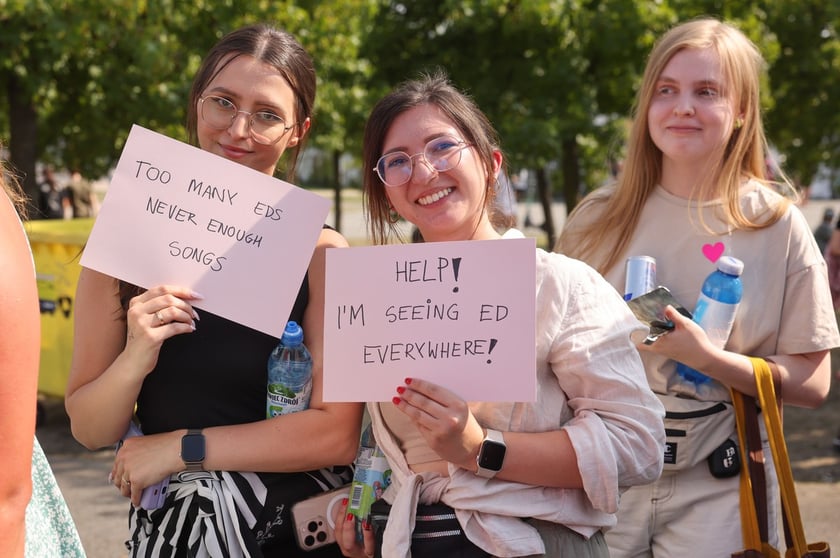 Wielbiciele Ed Sheerana w drodze na sobotni koncert na Tarczyński Arena we Wrocławiu