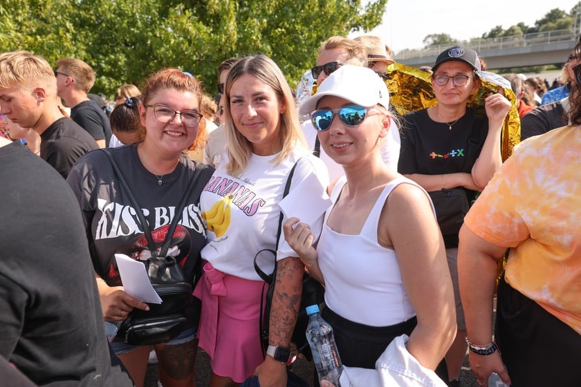 Wielbiciele Ed Sheerana w drodze na sobotni koncert na Tarczyński Arena we Wrocławiu