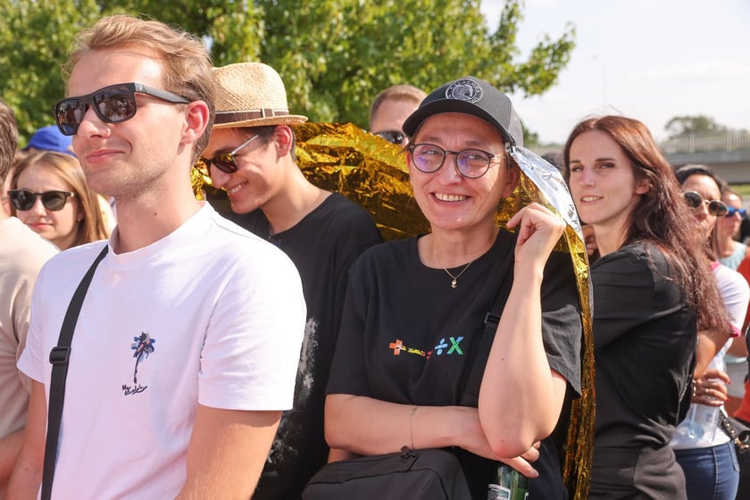 Wielbiciele Ed Sheerana w drodze na sobotni koncert na Tarczyński Arena we Wrocławiu