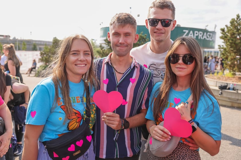 Wielbiciele Ed Sheerana w drodze na sobotni koncert na Tarczyński Arena we Wrocławiu