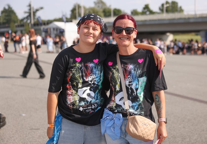 Wielbiciele Ed Sheerana w drodze na sobotni koncert na Tarczyński Arena we Wrocławiu