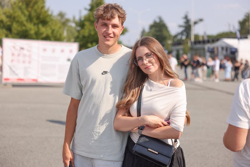 Wielbiciele Ed Sheerana w drodze na sobotni koncert na Tarczyński Arena we Wrocławiu
