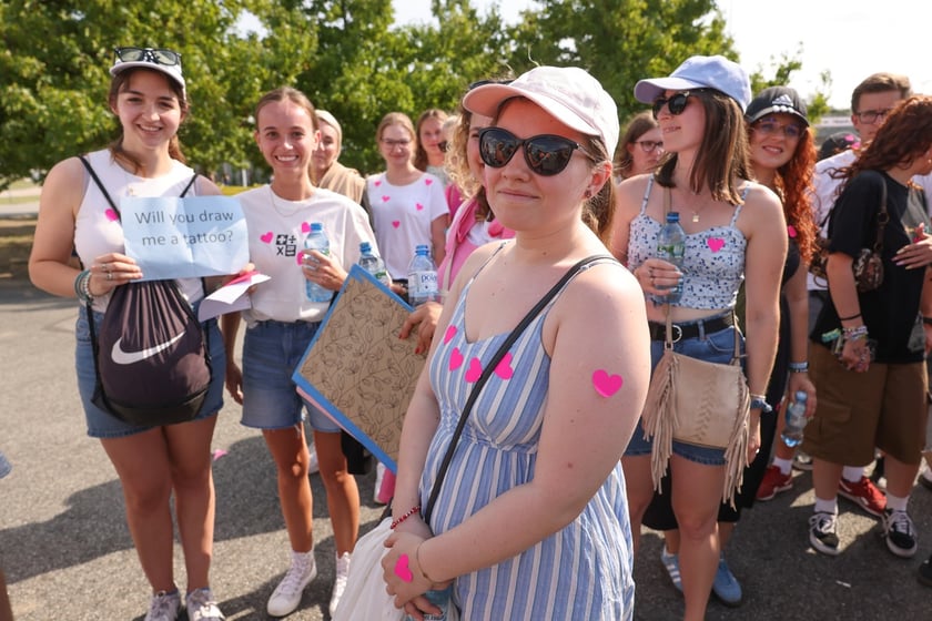 Wielbiciele Ed Sheerana w drodze na sobotni koncert na Tarczyński Arena we Wrocławiu