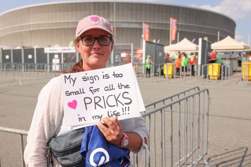 Wielbiciele Ed Sheerana w drodze na sobotni koncert na Tarczyński Arena we Wrocławiu