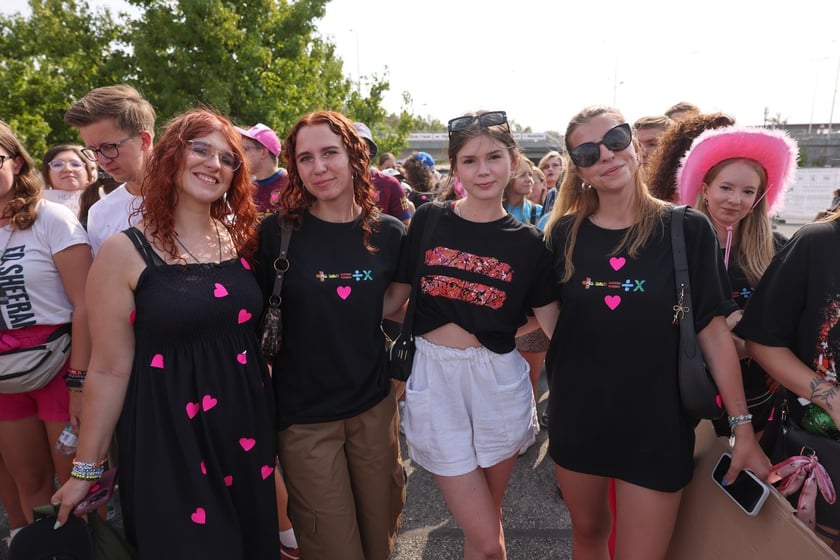 Wielbiciele Ed Sheerana w drodze na sobotni koncert na Tarczyński Arena we Wrocławiu