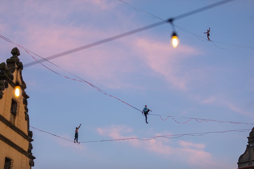 Popisy artystów sztuki cyrkowej podczas festiwalu OFCA w Oleśnicy 2025