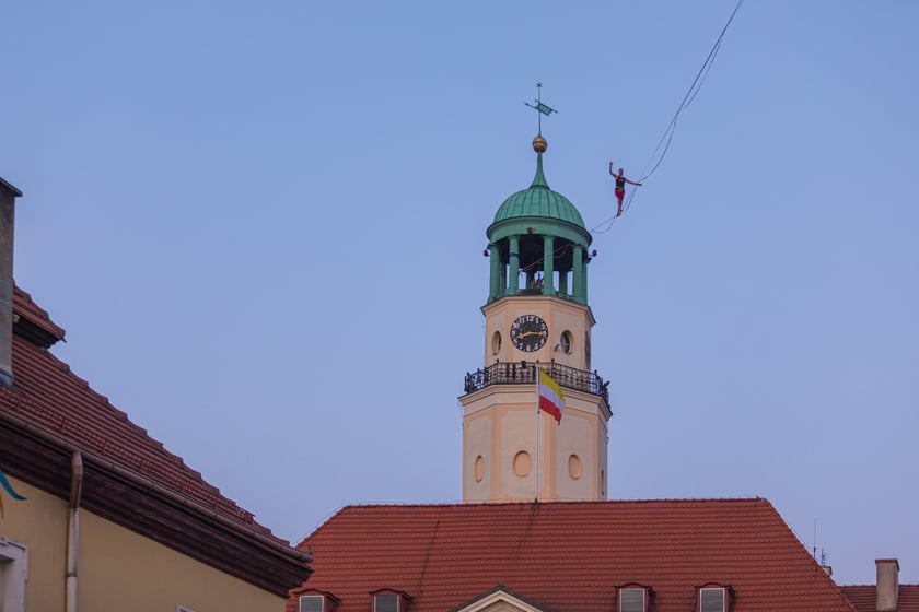 Popisy artystów sztuki cyrkowej podczas festiwalu OFCA w Oleśnicy 2025