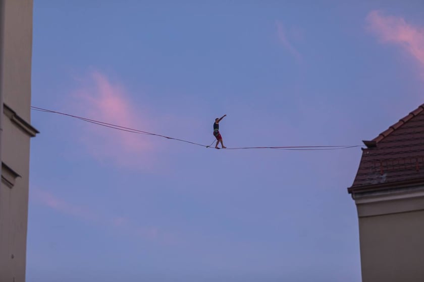 Popisy artystów sztuki cyrkowej podczas festiwalu OFCA w Oleśnicy 2025