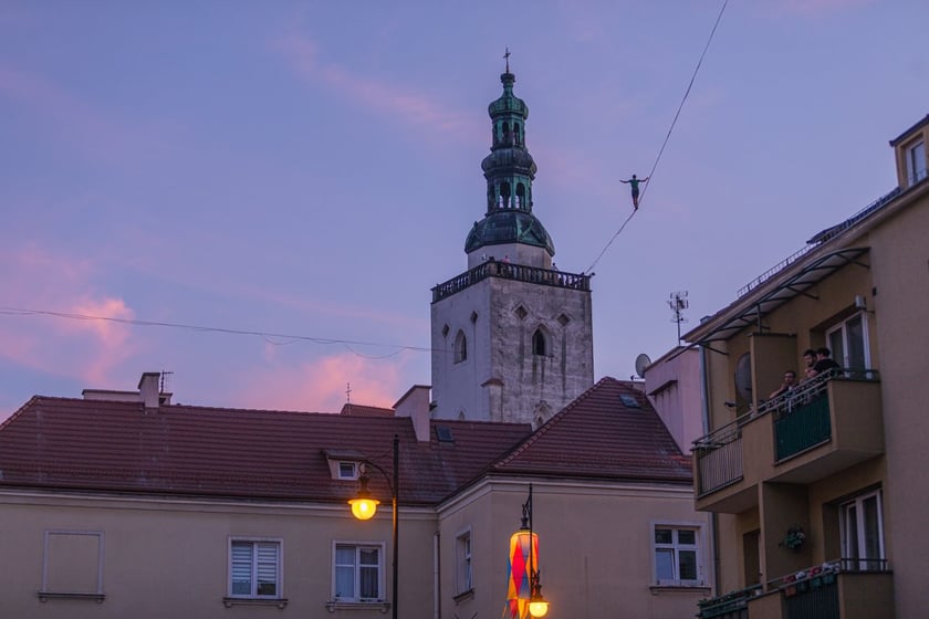 Popisy artystów sztuki cyrkowej podczas festiwalu OFCA w Oleśnicy 2025
