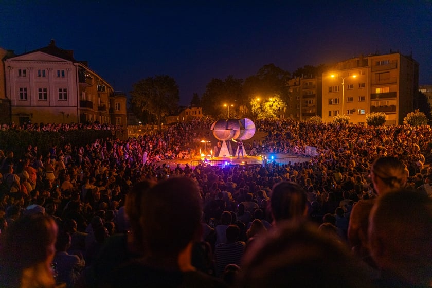 Popisy artystów sztuki cyrkowej podczas festiwalu OFCA w Oleśnicy 2025