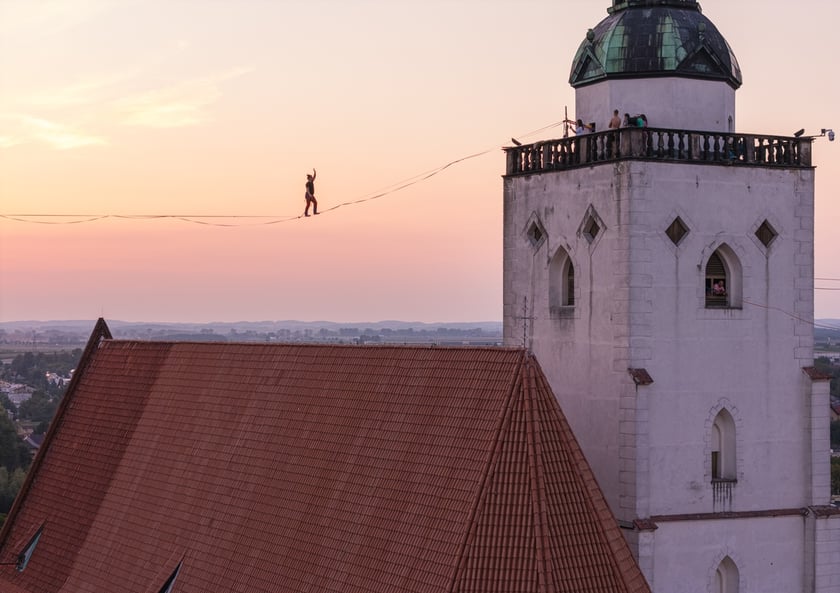 Popisy artystów sztuki cyrkowej podczas festiwalu OFCA w Oleśnicy 2025