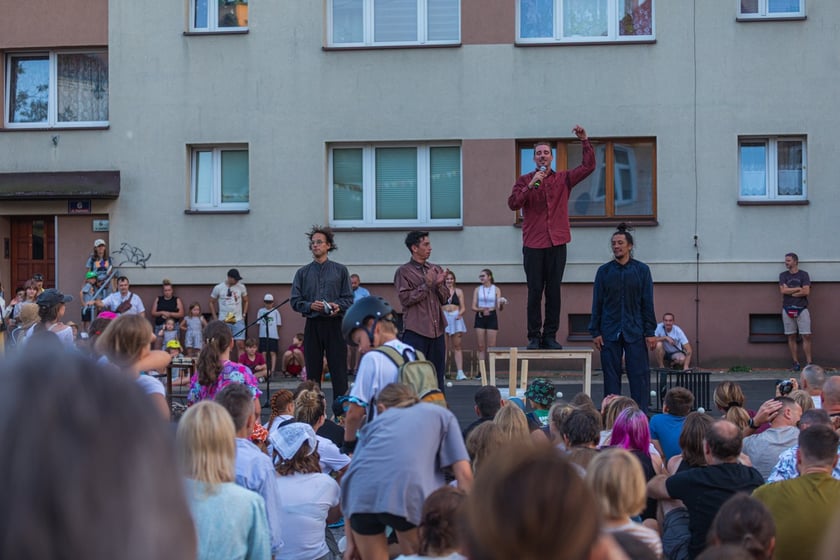 Popisy artystów sztuki cyrkowej podczas festiwalu OFCA w Oleśnicy 2025