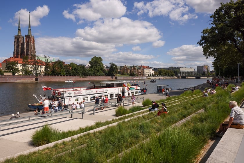 Lato w mieście. Wrocławianie spacerują nad Odrą i na Ostrowie Tumskim