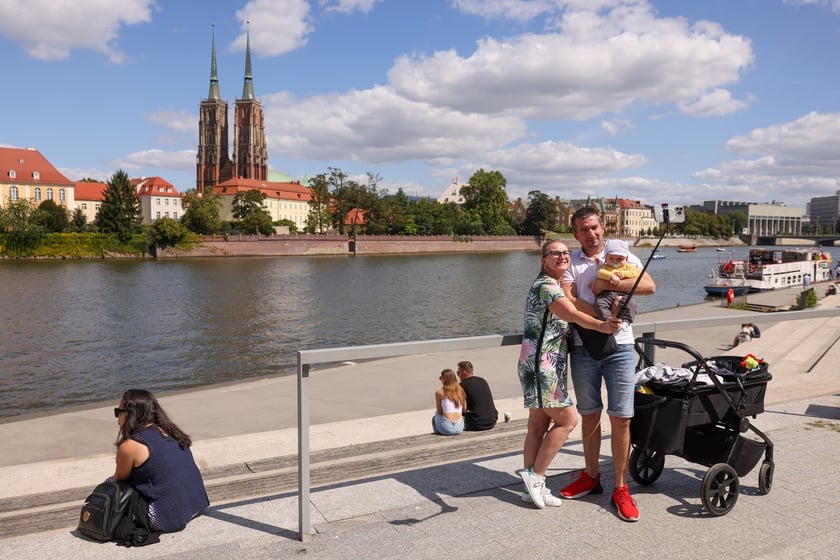 Lato w mieście. Wrocławianie spacerują nad Odrą i na Ostrowie Tumskim