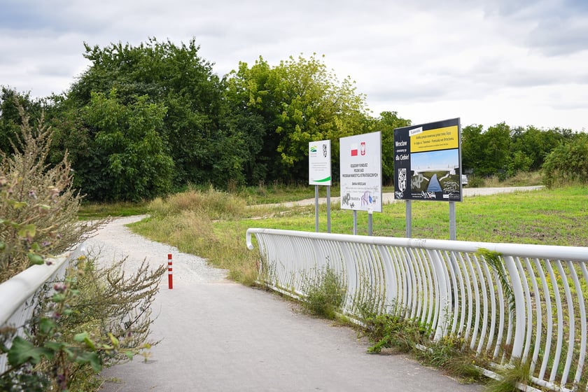 Droga dojazdowa i most nad Ślęzą łączący Muchobory, sierpnień 2025