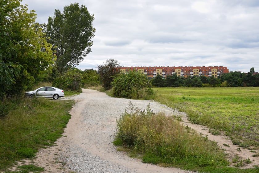 Droga dojazdowa i most nad Ślęzą łączący Muchobory, sierpnień 2025