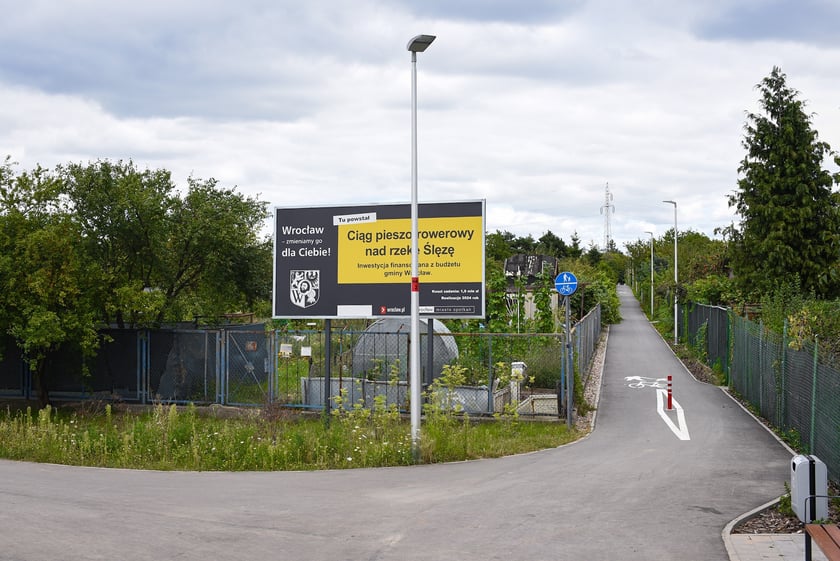 Droga dojazdowa i most nad Ślęzą łączący Muchobory, sierpnień 2025
