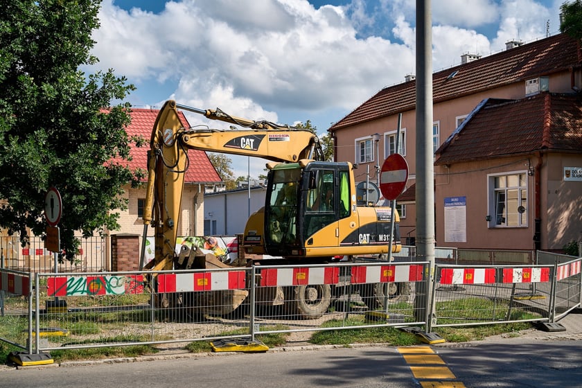 Ulica Koszarowa na początku przebudowy