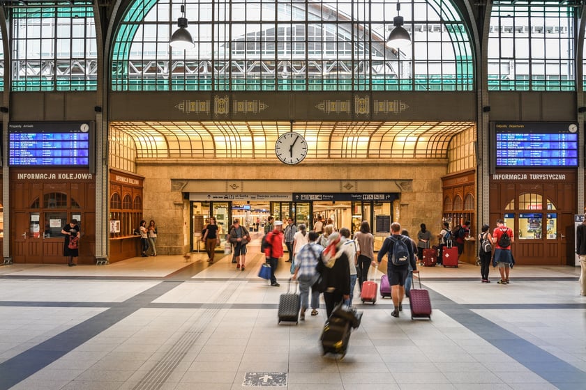 Pasażerowie na dworcu Wrocław Główny