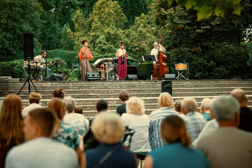 W parku Południowym z koncertem w cyklu „Muzyczne Parki Wrocławia” wystąpiła Marzena Słowik z zespołem „Słowik e os pássaros do amor”.