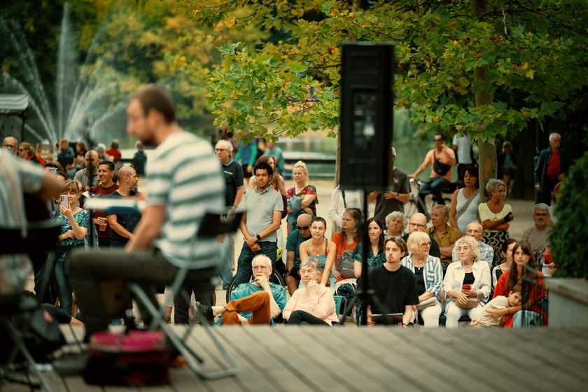 W parku Południowym z koncertem w cyklu „Muzyczne Parki Wrocławia” wystąpiła Marzena Słowik z zespołem „Słowik e os pássaros do amor”.