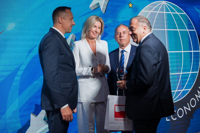 Nagrody "Teraz" Polska" dla os&oacute;b w szczeg&oacute;lny spos&oacute;b promujących Dolny Śląsk otrzymali Piotr Zieliński i Marek Krajewski