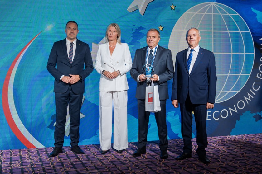 Nagrody "Teraz" Polska" dla os&oacute;b w szczeg&oacute;lny spos&oacute;b promujących Dolny Śląsk otrzymali Piotr Zieliński i Marek Krajewski