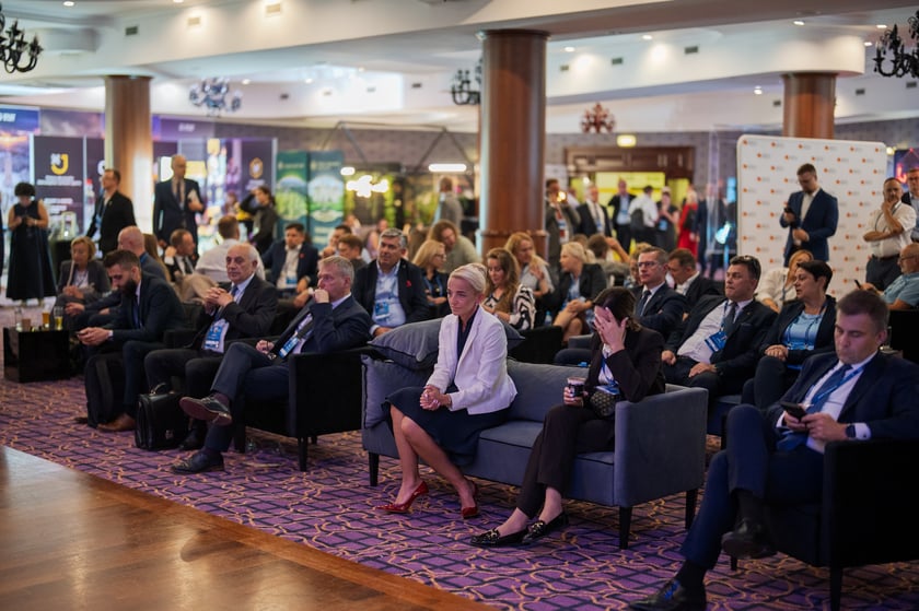 Nagrody "Teraz" Polska" dla os&oacute;b w szczeg&oacute;lny spos&oacute;b promujących Dolny Śląsk otrzymali Piotr Zieliński i Marek Krajewski