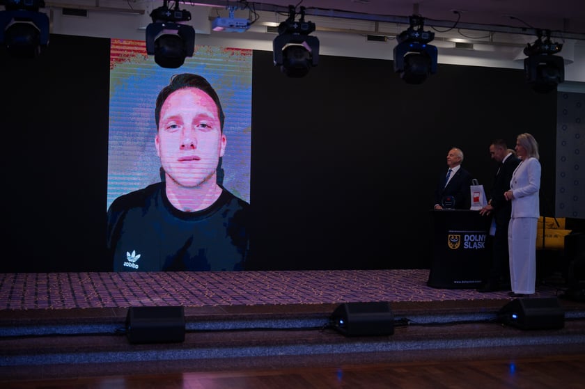 Nagrody "Teraz" Polska" dla os&oacute;b w szczeg&oacute;lny spos&oacute;b promujących Dolny Śląsk otrzymali Piotr Zieliński i Marek Krajewski