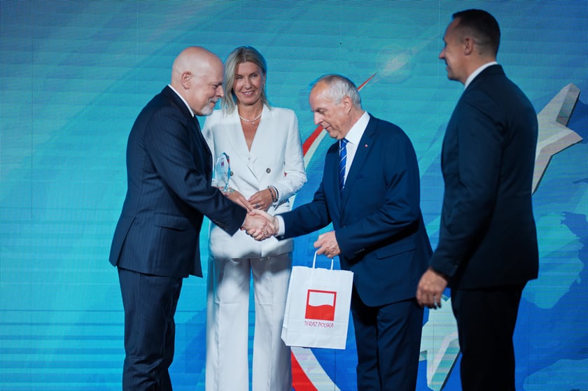 Nagrody "Teraz" Polska" dla os&oacute;b w szczeg&oacute;lny spos&oacute;b promujących Dolny Śląsk otrzymali Piotr Zieliński i Marek Krajewski