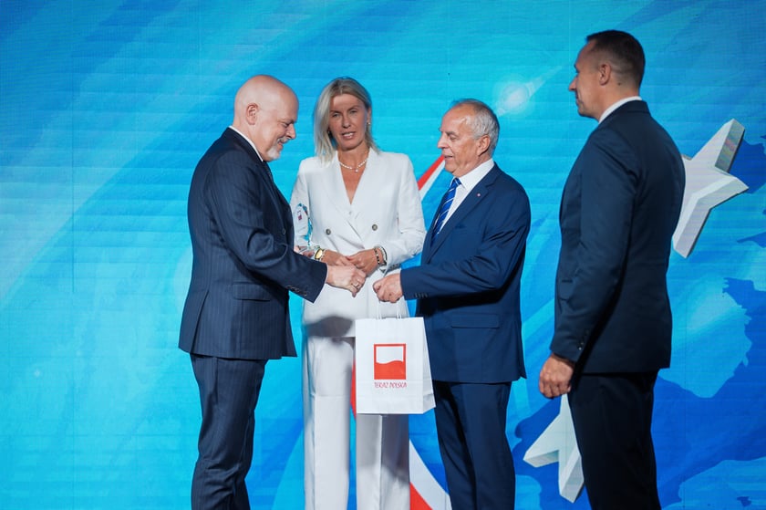 Nagrody "Teraz" Polska" dla os&oacute;b w szczeg&oacute;lny spos&oacute;b promujących Dolny Śląsk otrzymali Piotr Zieliński i Marek Krajewski