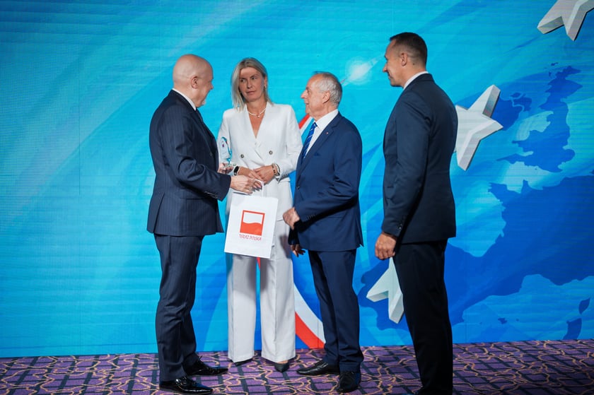 Nagrody "Teraz" Polska" dla os&oacute;b w szczeg&oacute;lny spos&oacute;b promujących Dolny Śląsk otrzymali Piotr Zieliński i Marek Krajewski