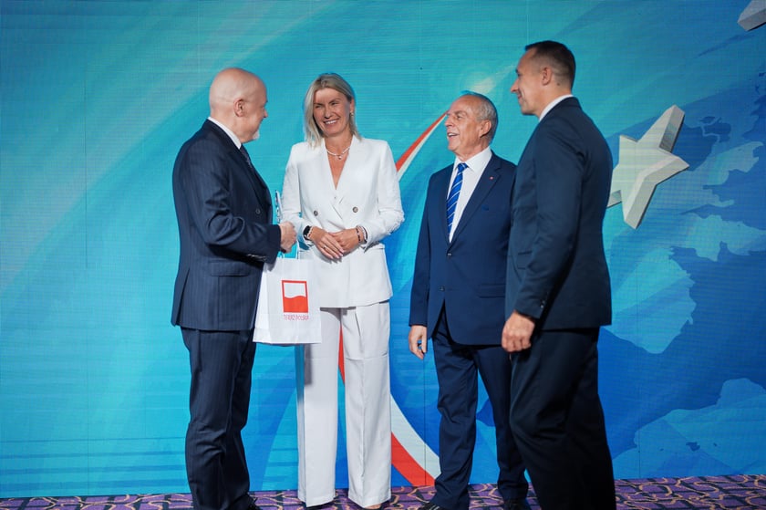 Nagrody "Teraz" Polska" dla os&oacute;b w szczeg&oacute;lny spos&oacute;b promujących Dolny Śląsk otrzymali Piotr Zieliński i Marek Krajewski