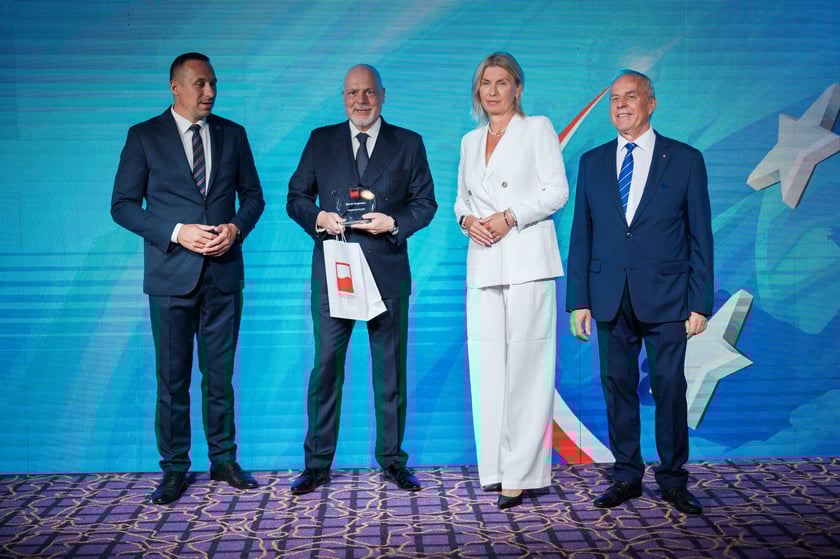 Już osobiście, z rąk wiceprezydent Wrocławia i marszałak wojew&oacute;dztwa odebrał Marek Krajewski