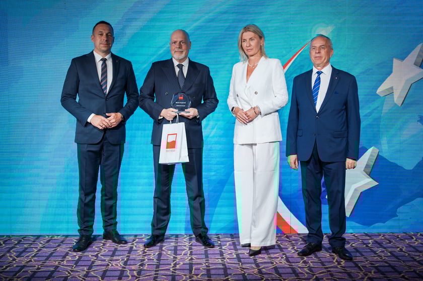 Nagrody "Teraz" Polska" dla os&oacute;b w szczeg&oacute;lny spos&oacute;b promujących Dolny Śląsk otrzymali Piotr Zieliński i Marek Krajewski