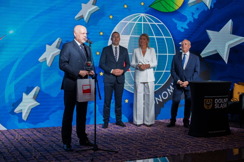 Nagrody "Teraz" Polska" dla os&oacute;b w szczeg&oacute;lny spos&oacute;b promujących Dolny Śląsk otrzymali Piotr Zieliński i Marek Krajewski