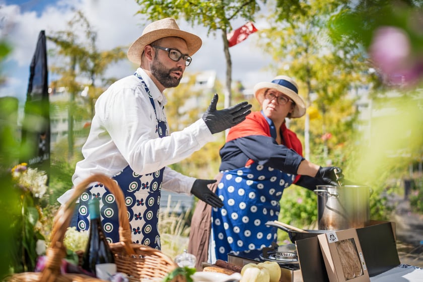 Kamila Kokot i Tomasz Sielicki pokazują, jak zrobić kapustę po wrocławsku. Zdjęcie wykonano 25 sierpnia 2025 na placu Nowy Targ, podczas kręcenia filmu.