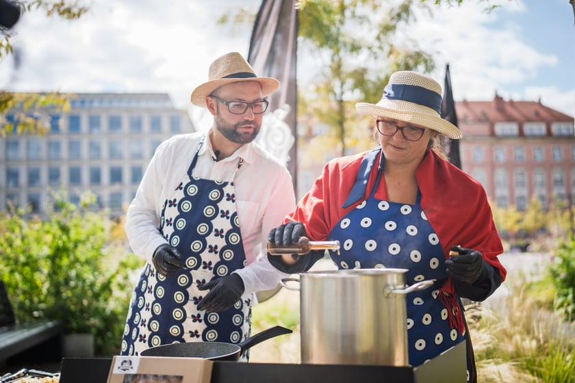 Kamila Kokot i Tomasz Sielicki pokazują, jak zrobić kapustę po wrocławsku. Zdjęcie wykonano 25 sierpnia 2025 na placu Nowy Targ, podczas kręcenia filmu.