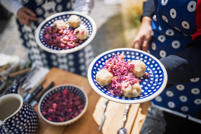 Kamila Kokot i Tomasz Sielicki pokazują, jak zrobić kapustę po wrocławsku. Zdjęcie wykonano 25 sierpnia 2025 na placu Nowy Targ, podczas kręcenia filmu.