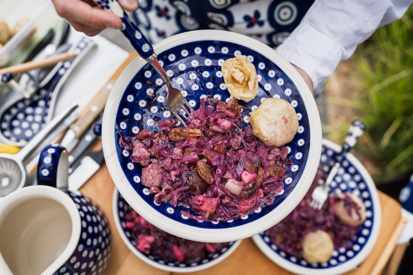 Kamila Kokot i Tomasz Sielicki pokazują, jak zrobić kapustę po wrocławsku. Zdjęcie wykonano 25 sierpnia 2025 na placu Nowy Targ, podczas kręcenia filmu.