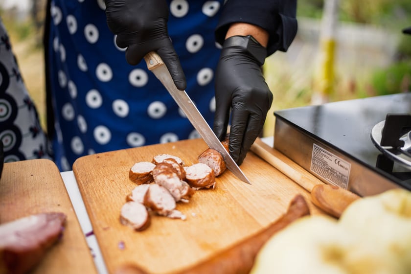 Kamila Kokot i Tomasz Sielicki pokazują, jak zrobić kapustę po wrocławsku. Zdjęcie wykonano 25 sierpnia 2025 na placu Nowy Targ, podczas kręcenia filmu.