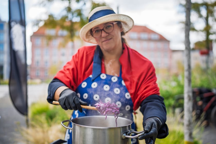 Kamila Kokot i Tomasz Sielicki pokazują, jak zrobić kapustę po wrocławsku. Zdjęcie wykonano 25 sierpnia 2025 na placu Nowy Targ, podczas kręcenia filmu.