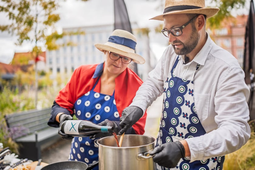 Kamila Kokot i Tomasz Sielicki pokazują, jak zrobić kapustę po wrocławsku. Zdjęcie wykonano 25 sierpnia 2025 na placu Nowy Targ, podczas kręcenia filmu.