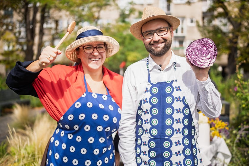 Kamila Kokot i Tomasz Sielicki pokazują, jak zrobić kapustę po wrocławsku. Zdjęcie wykonano 25 sierpnia 2025 na placu Nowy Targ, podczas kręcenia filmu.