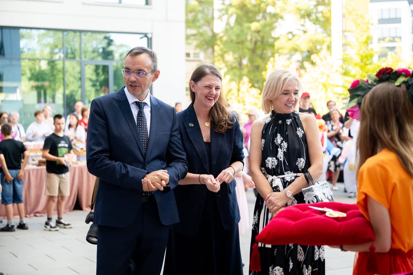 Wśr&oacute;d gości uroczystości byli fundatorzy Fundacji ZOBACZ MNIE &ndash; Sylwia i Piotr Krupowie