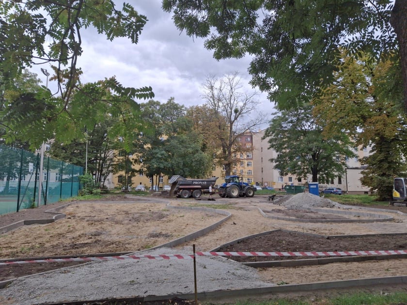 Na podwórku trwają prace ziemne – niwelowane terenu i korytowanie ziemi pod obrzeża.