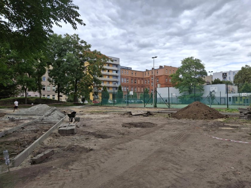 W tej części podwórka zamieszka modliszka – urządzenie zabawowe na pewno zainteresuje najmłodszych użytkowników podwórka.